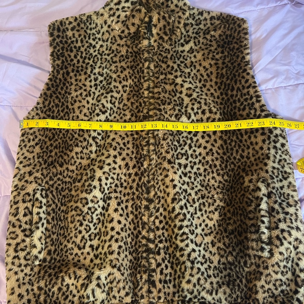 LARGE VEST BRAND NAME DUFFEL OUTDOOR MADE IN CANADA VERY FLUFFY AND THICK WARM